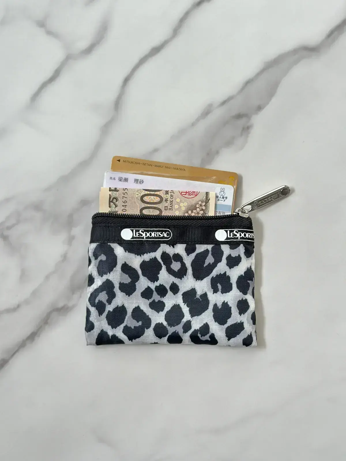 レスポートサック×エクラコラボポーチ 小 お財布代わりに小ポーチにクレジットカードと現金も入る エクラ華組　梁瀬さんレビュー