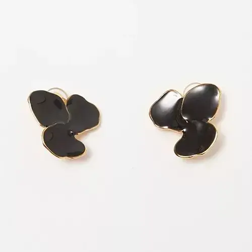 黒い花モチーフのスタッドピアス2個。金色の縁取りがあり、左右対称に配置されている。