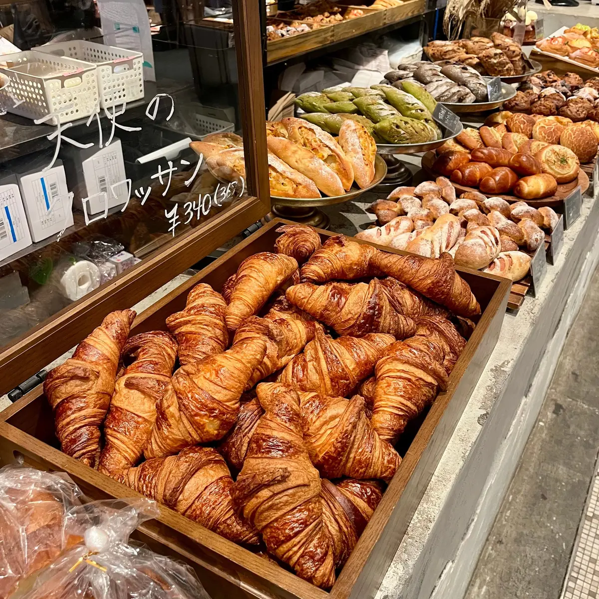 店頭に並ぶパン　焼きたてパン