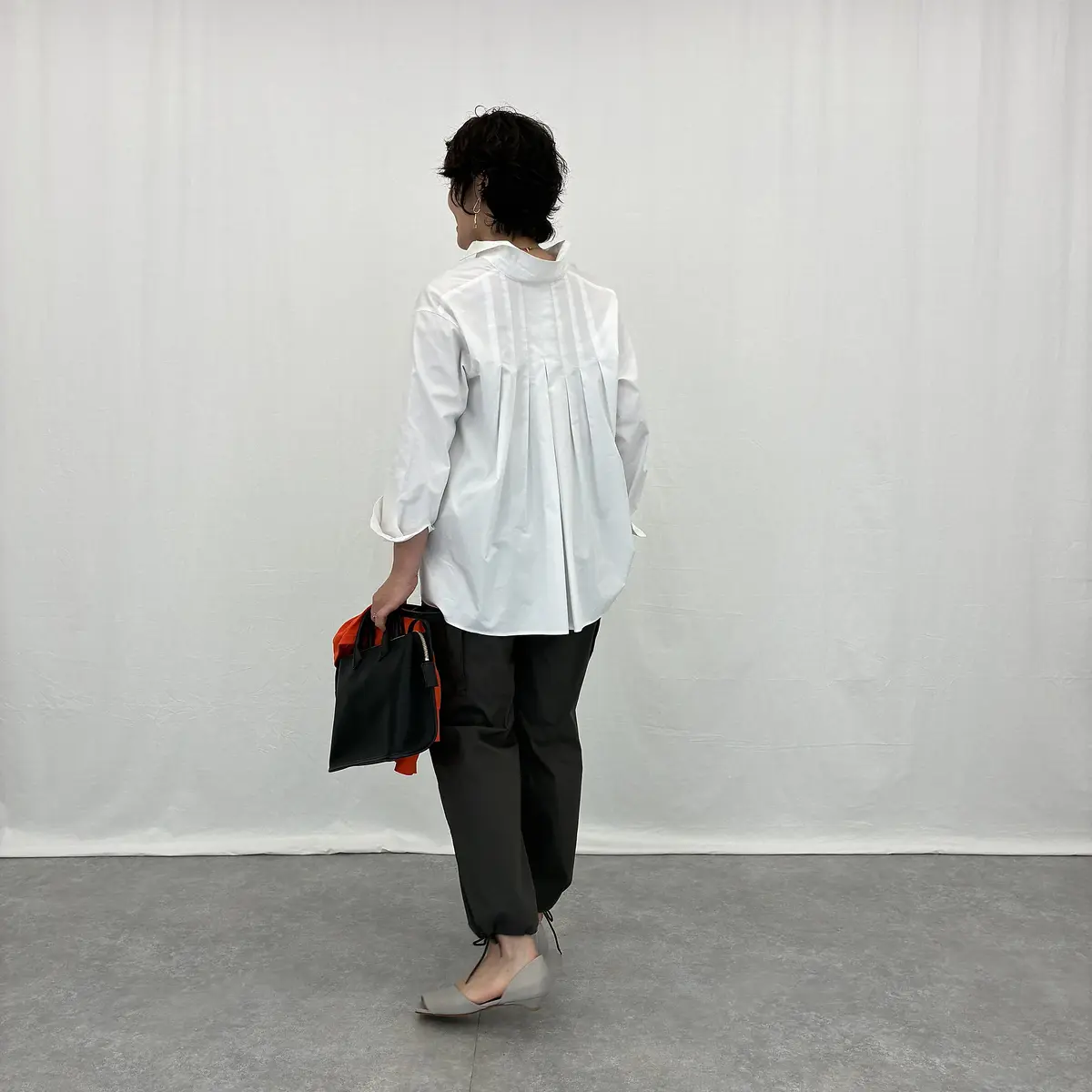drawell for E by eclat バックタックフレアシャツ ￥25,300 を着用した華組・水口宜子さんの後ろ姿