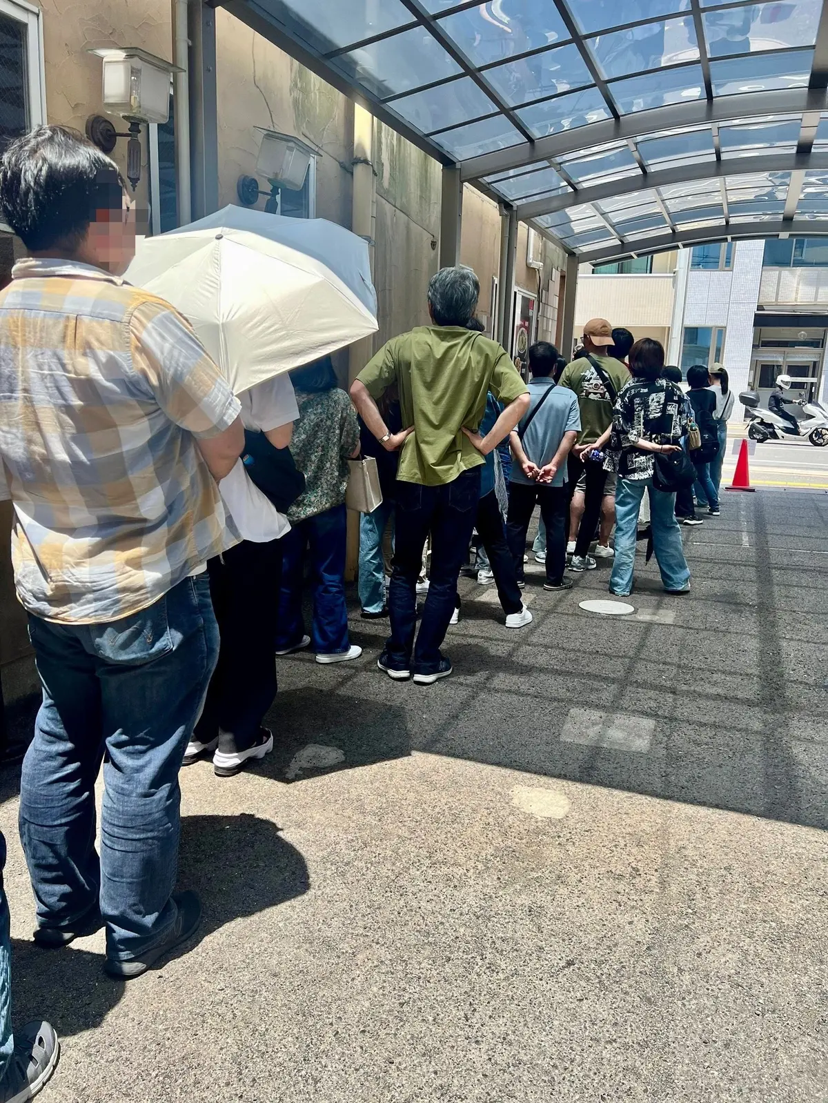 30人〜40人の人が列になって待っている。