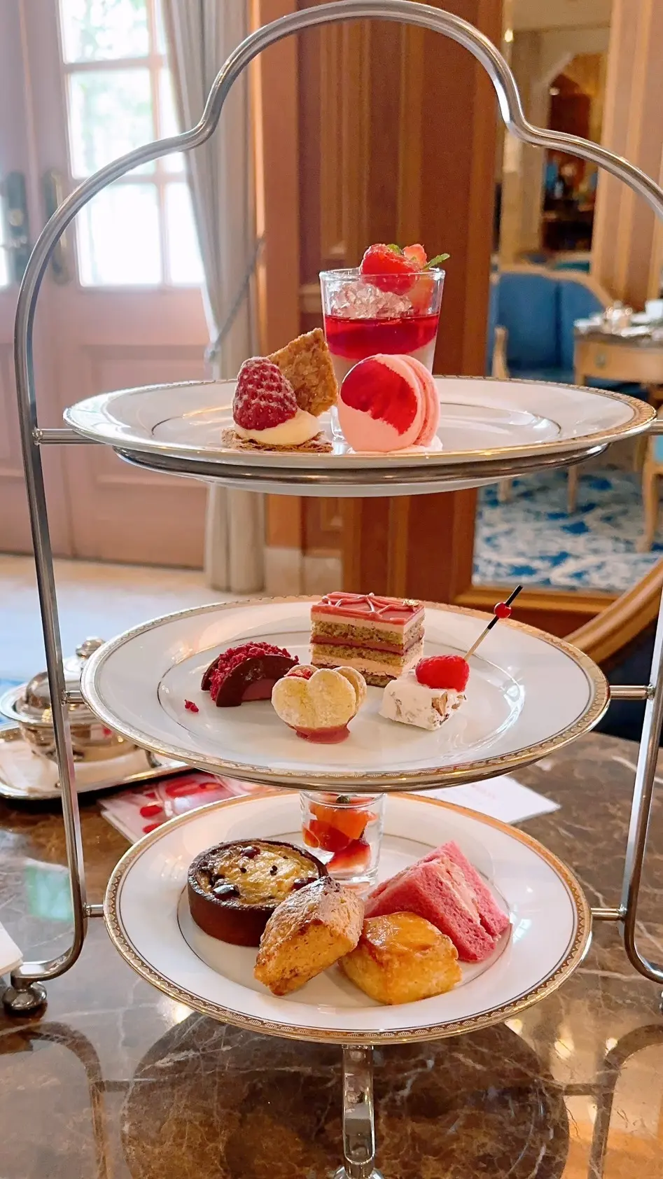 横浜の名門ホテルで苺のアフタヌーンティーの画像_2