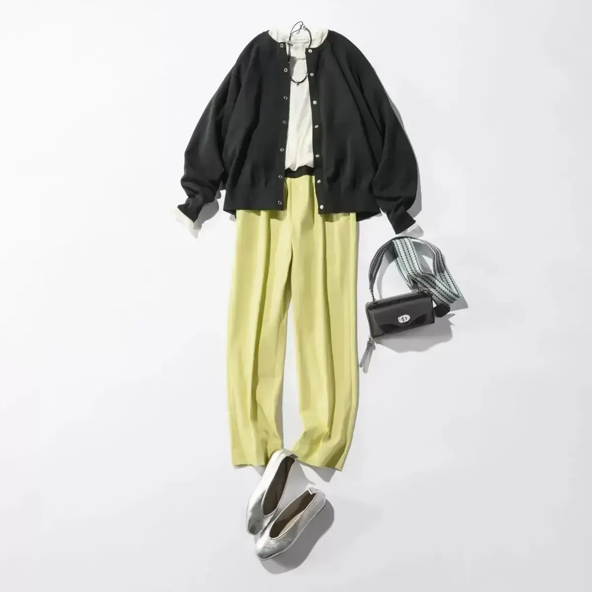 ブラックにイエローパンツを効かせた洗練の春ルック