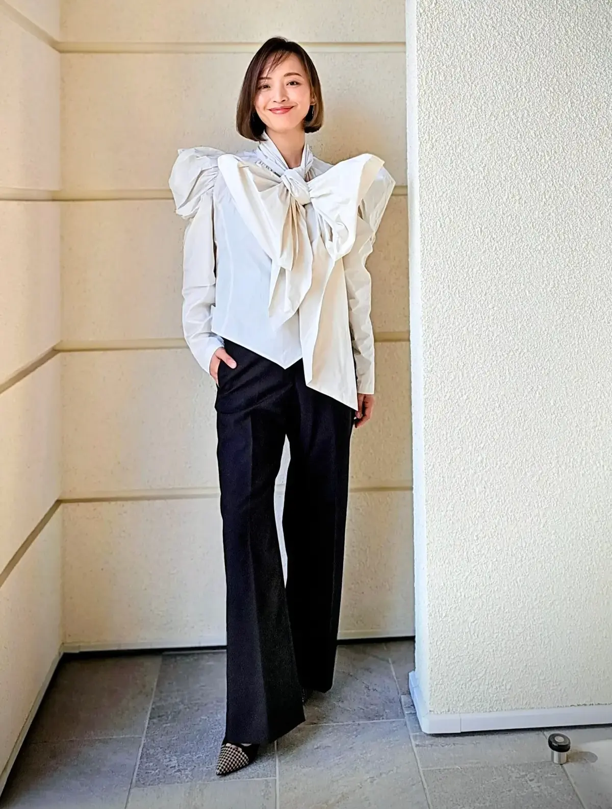 リボン結び　ブラウス　パンツ　春コーデ