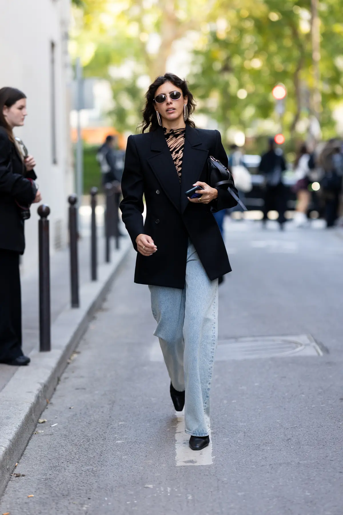 デニムコーデ　黒ジャケット　ジャケットコーデ