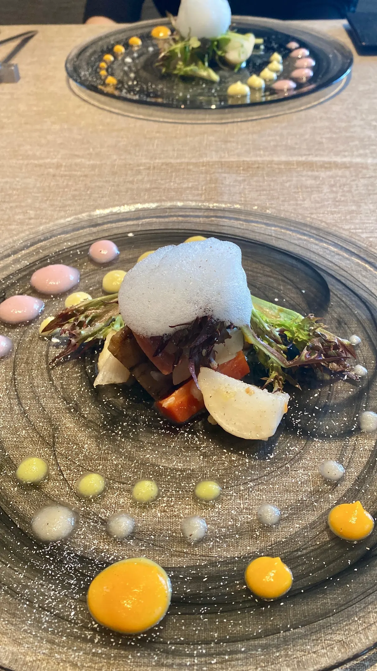 中目黒couche前菜 黒いプレートに美しく盛り付けられた一皿