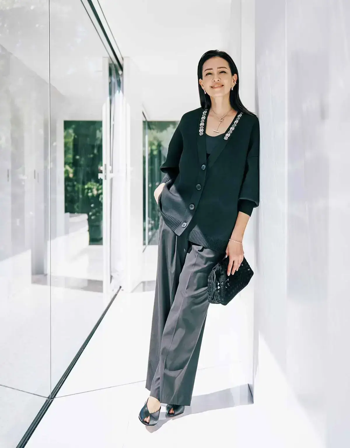 大小のラインストーンとビーズからなるフラワーモチーフがネックラインに