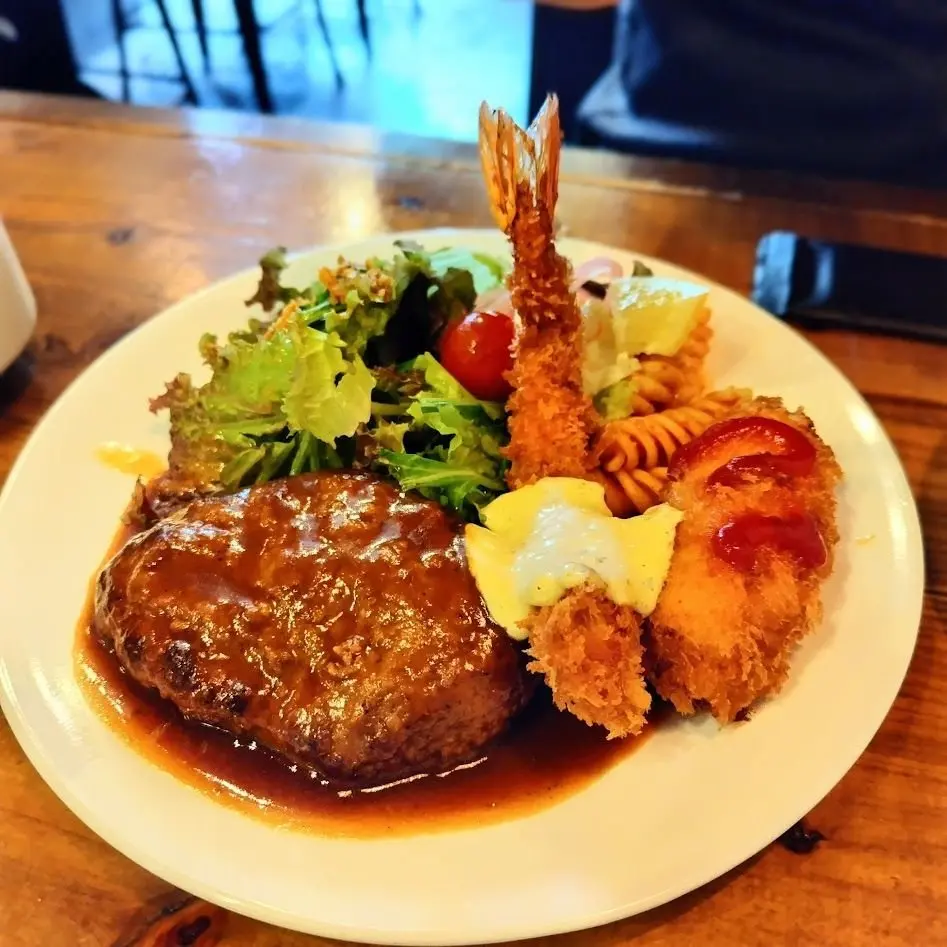 人気のAランチ 100年ハンバーグ、エビフライ、エビクリームコロッケ