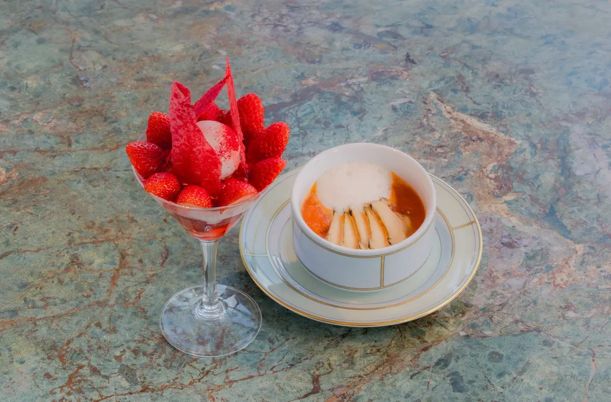 アフタヌーンティー　ウォルドーフ・アストリア大阪 ピーコック・アレー  赤と白のクラムチャウダー 真紅のクープ 減圧苺とソワニエシャンティー