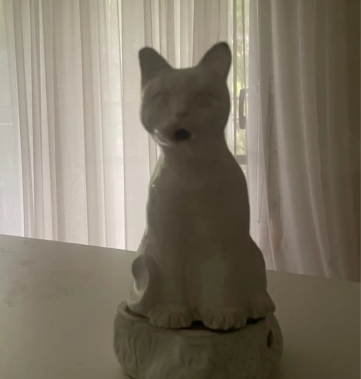 猫族ネコ科一家御用達「ASTIER de VILLATTE」の香炉 正面から見た写真　エクラ編集部員の偏愛名品図鑑