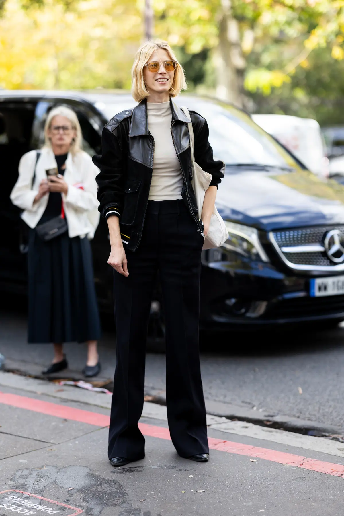 白タートルネック　レザージャケット×黒パンツコーデ　海外ファッションスナップ