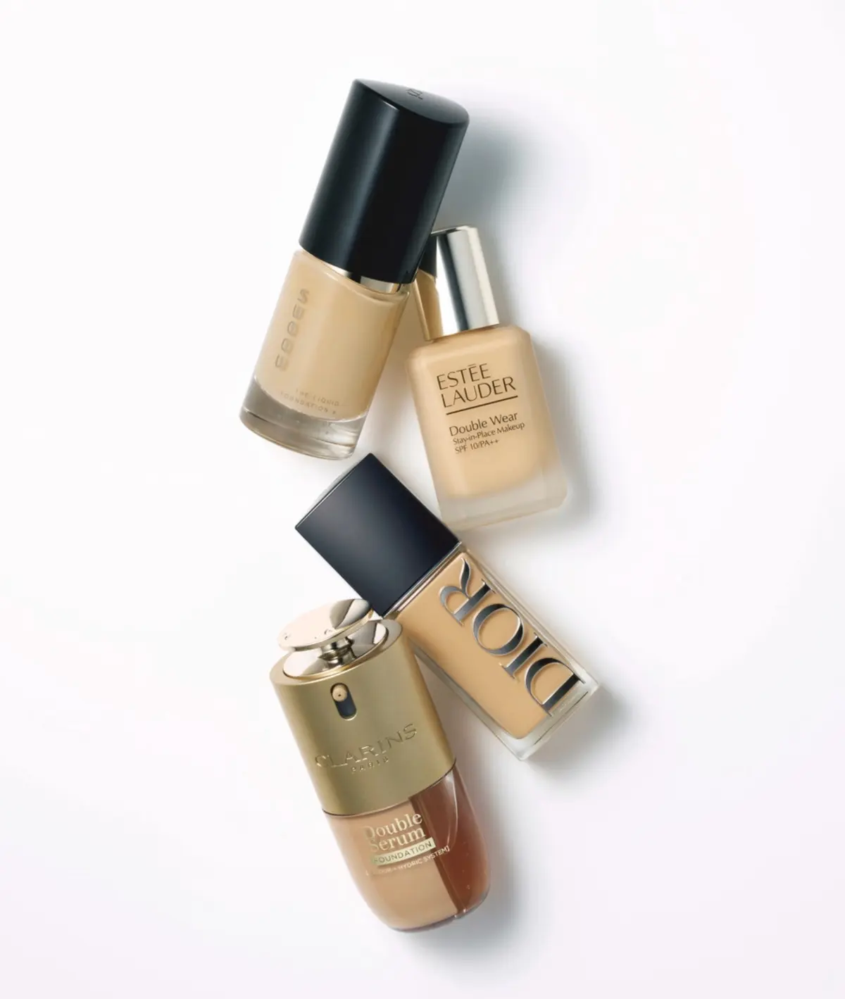 ファンデーションは美容液成分たっぷりのリキッドをチョイス。（上から）肌から浮か ない軽やかなツヤ高さは唯一無二。ザ リクイド ファンデーション e SPF20〜25・ PA++〜+++ 全12色 各30㎖ ¥11,000／SUQQU　カバー力に優れ、くずれにく い名品が進化。ノイズレスな柔肌に仕立て、36時間もの持続を実現。ダブル ウェア ス テイ イン プレイス メークアップ N SPF10・PA++ 全12色 各30㎖ ￥7,590／エステ ィ ローダー　フラッシュを浴びたかのようなツヤをもたらし、肌悩みは精緻にカバー。 ケア成分も惜しみなく。ディオール フォーエヴァー フルイド スキン グロウ SPF50・ PA+++ 全11色 各30㎖ ￥8,030／パルファン・クリスチャン・ディオール　ファンデ ーションとセラムの2相式。トーンを均一に整え、手厚くケアしてかなうツヤと美しさ をキープ。ダブル セーラム ファンデーション 全6色 各30㎖ ￥9,900／クラランス　50代の“年相応”ベースメイク、長井かおりの最適解