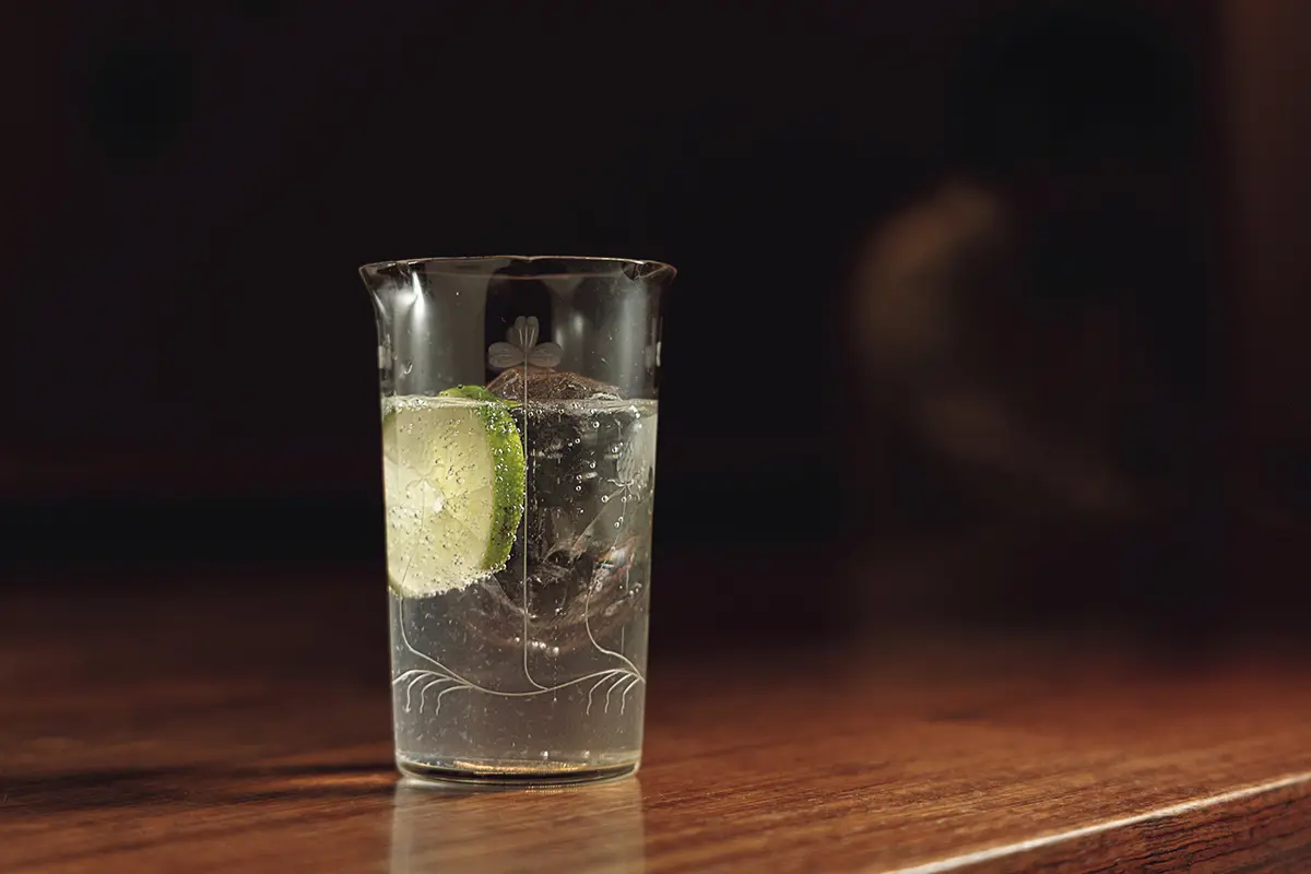 季節でジンの銘柄が替わるジントニック ¥1,200。グラスはアンティークで、お 客ごとに異なる。