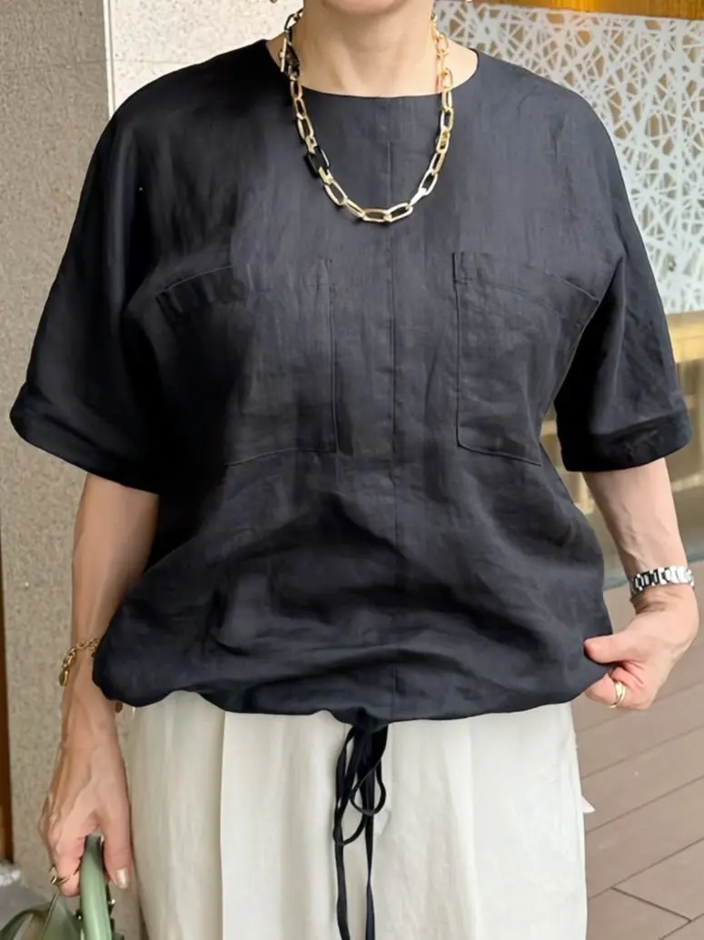 黒シャツ　胸もとのふたつのポケットがさりげないデザイン　裾が絞れるようになっているため、ボトムとのバランスでコンパクトにも、ビッグシルエットでも着用できるのが優秀