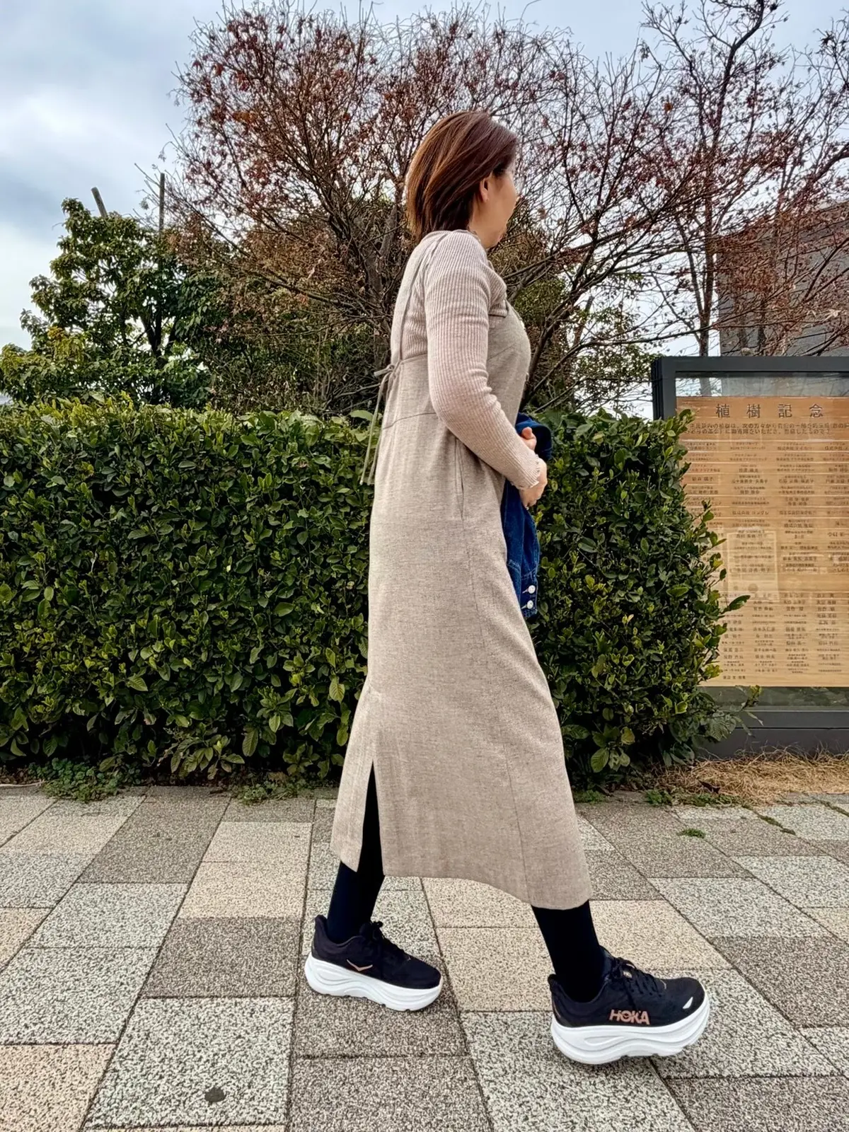 HOKAのボンダイとワンピースのコーデ