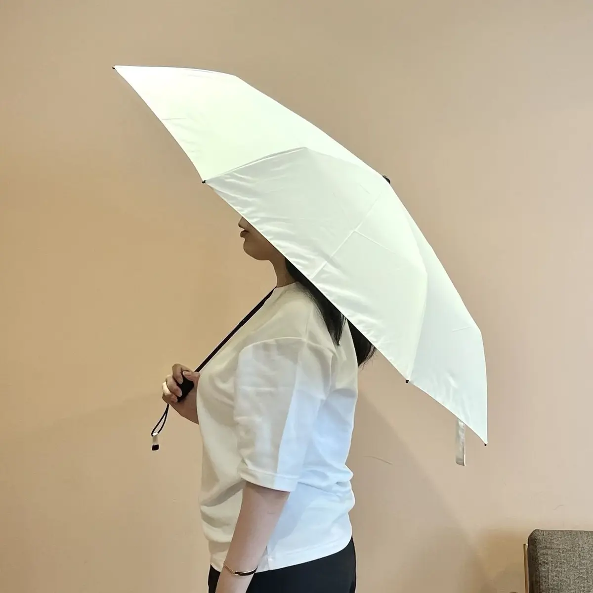ユニクロ　折り畳み傘　晴雨兼用　UVカットコンパクトアンブレラ　白　傘を広げた様子