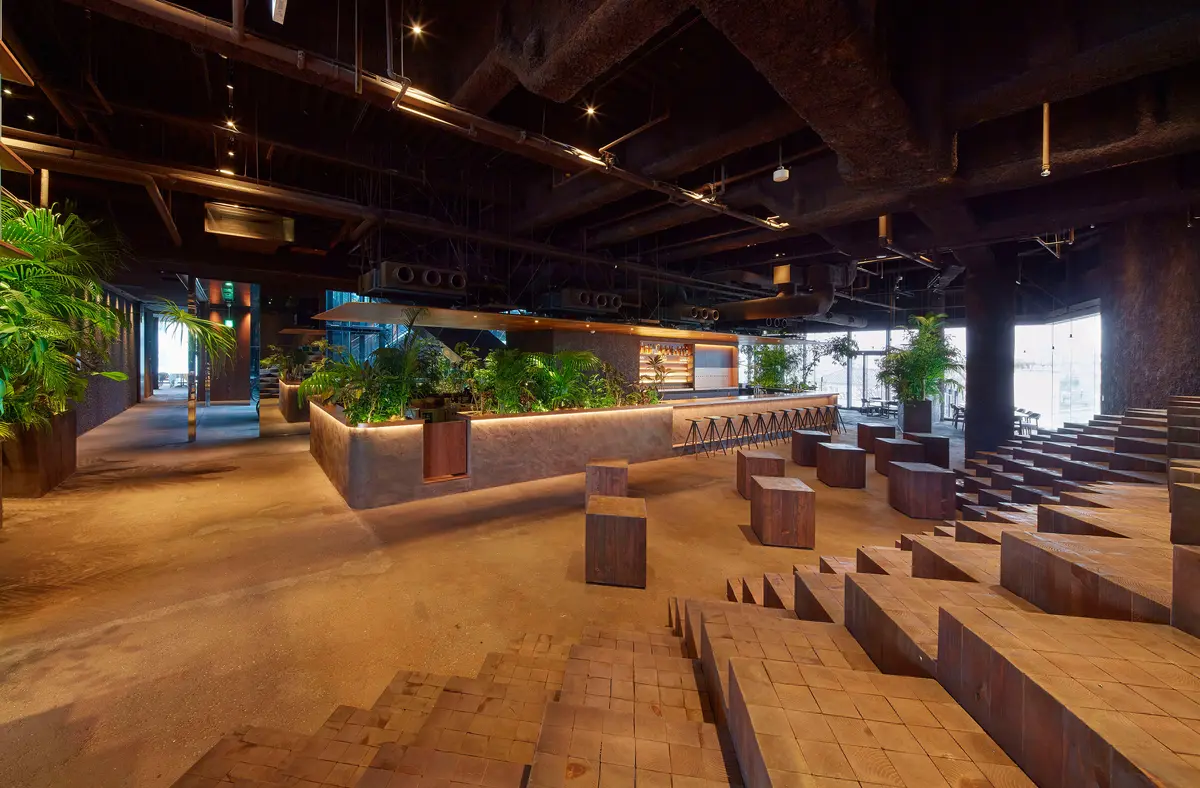 表参道　GYRE uni 内観　名建築カフェ