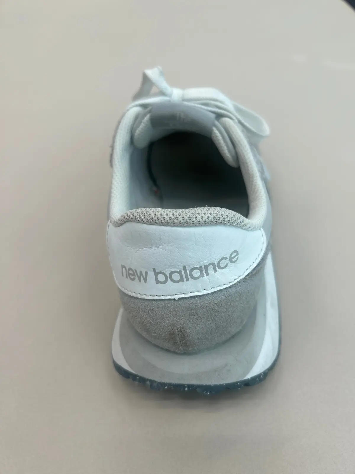 ニューバランス　スニーカー　背面 エクラ編集部員の偏愛名品図鑑