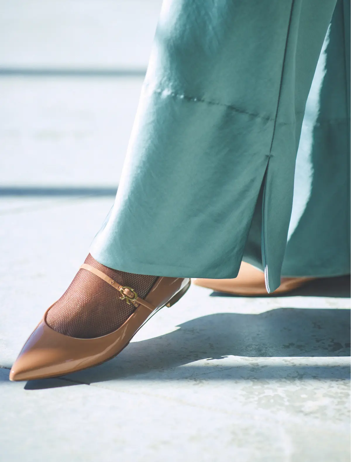 「“ネットタイツ”でつなぐ足もとのおしゃれ」大草直子さんが提案。この春、50代のおしゃれを動かすアイデア　足もとのアップ写真