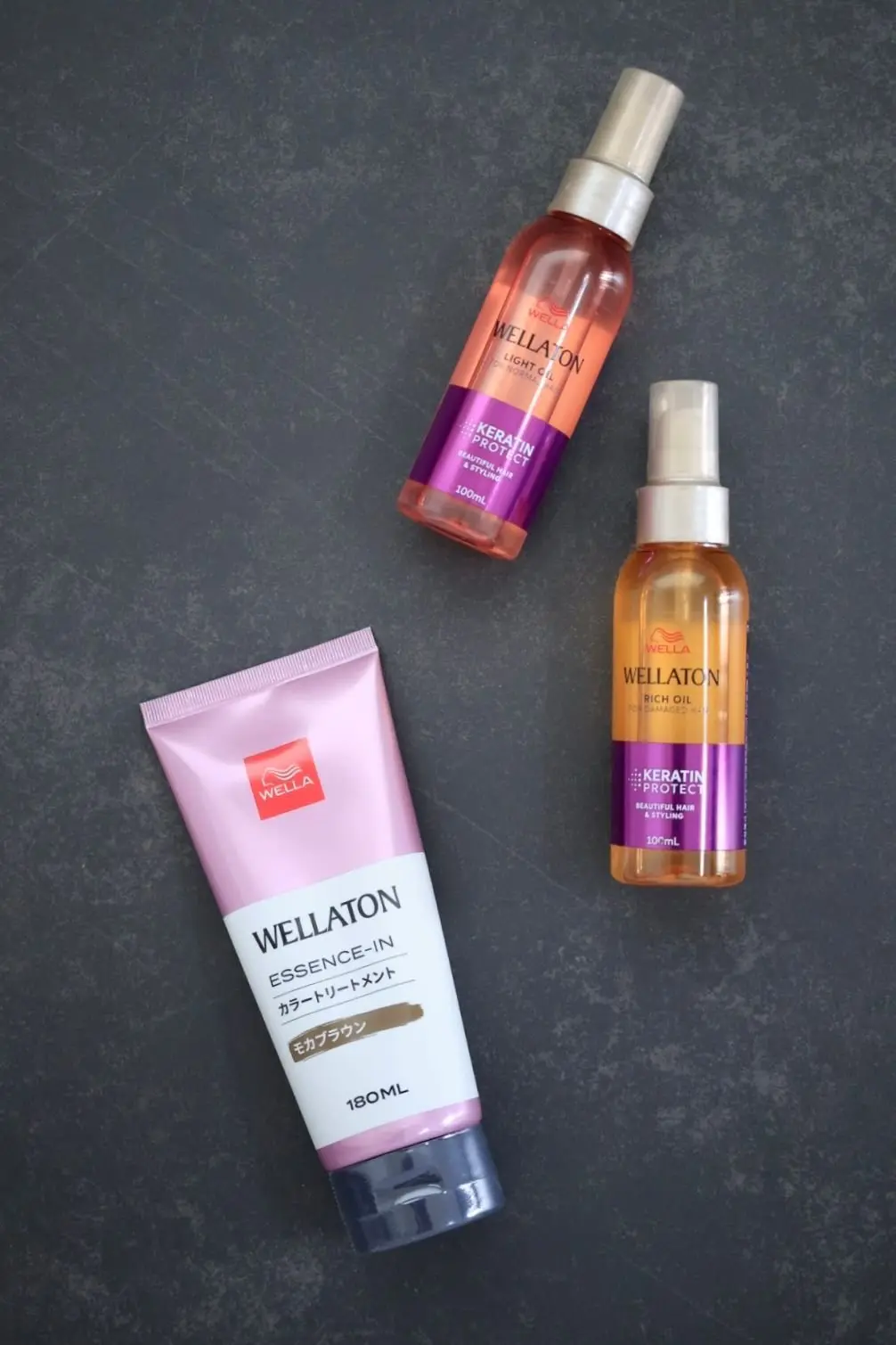 ウェラトンのヘアオイル3本セット。ウェラヘアアイテム2608。左はピンクのチューブ容器に入ったエッセンスイン、右奥は濃いオレンジ色のボトルに入ったリッチオイル、右は薄いオレンジ色のボトルに入ったライトオイル。全て100mlまたは180ml。