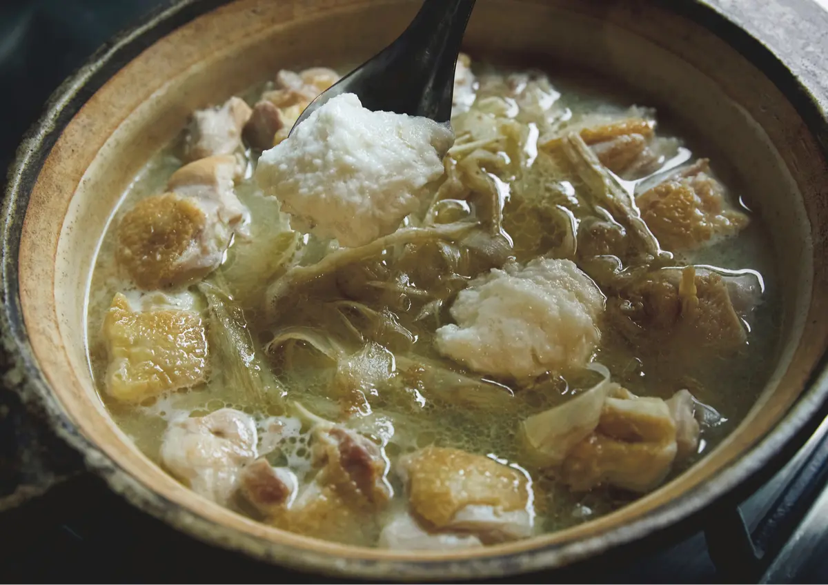 ツレヅレハナコさん　いたわり鍋　鶏とごぼうの とろろ団子鍋　山いもはすって落とせば、ほどよく固まる