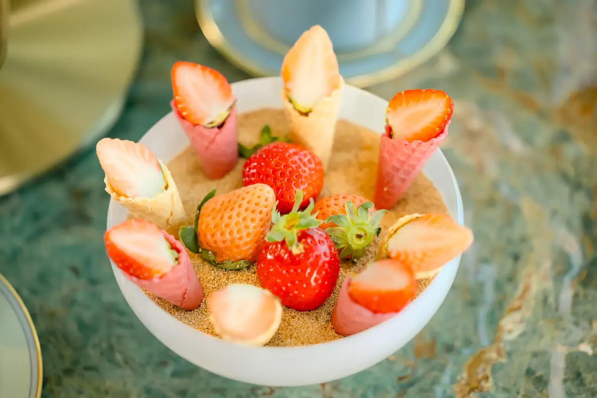 アフタヌーンティー　ウォルドーフ・アストリア大阪 ピーコック・アレー 苺のプティ・コルネ ブラン／ルージュ