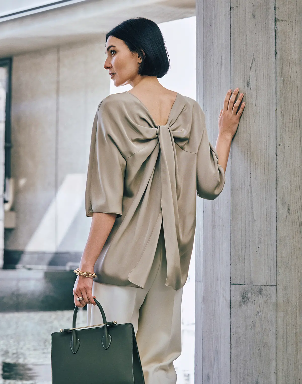 印象的な結び目ディテールが 背中を品よくエレガントに