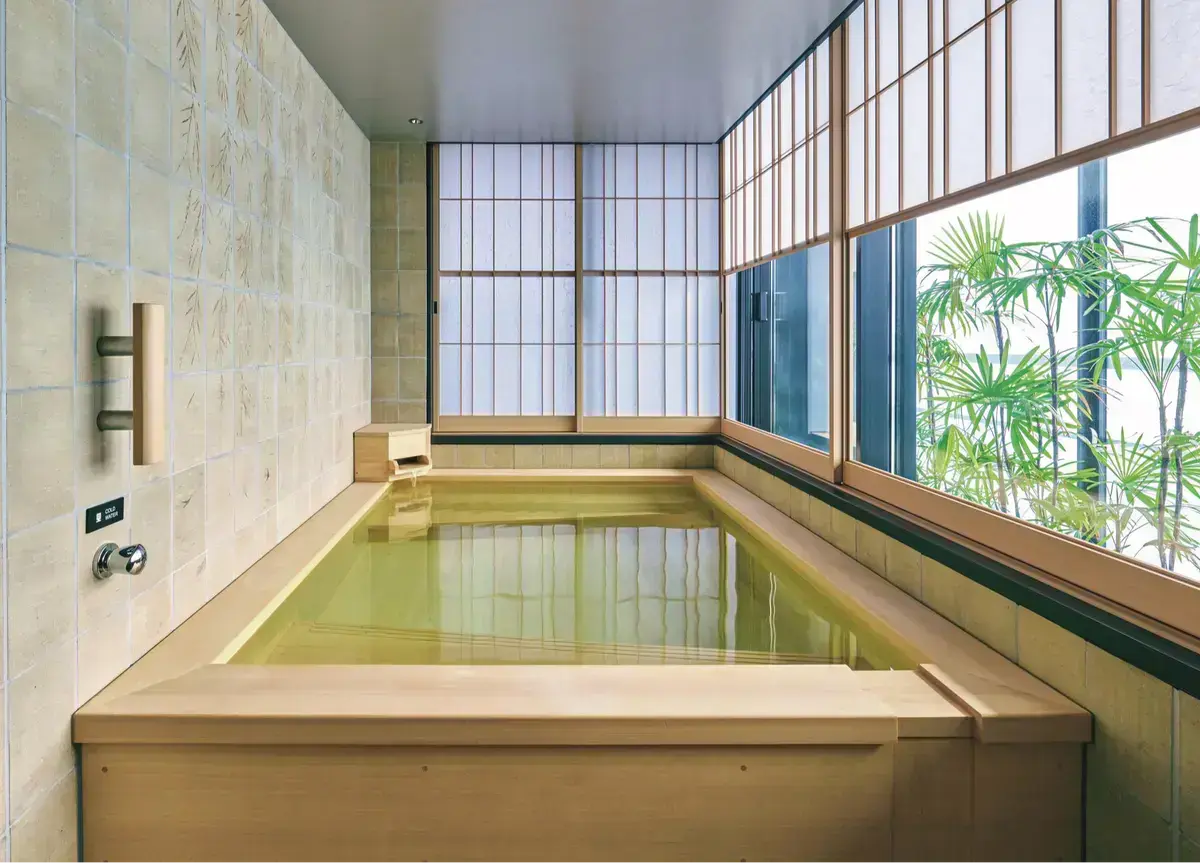 全客室に天然温泉を設けている。檜材を用いた湯船はゆったりとしたつくり