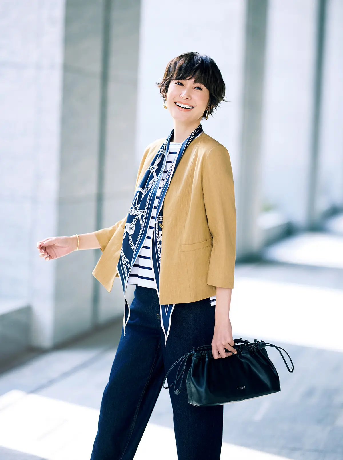 ボーダー×デニムの組み合わせを格上げする美光沢のリネンジャケット