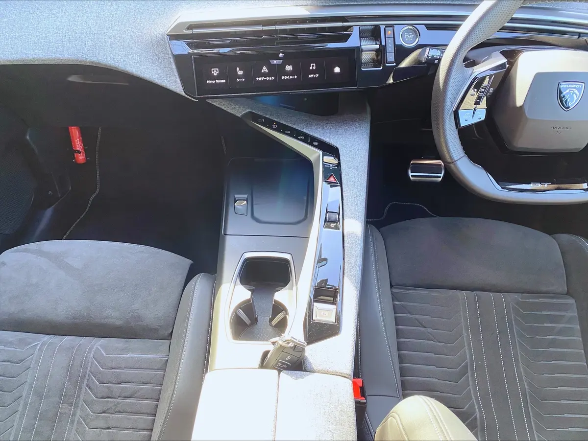 まるも亜希子さんが試乗するプジョー3008　プジョー3008の運転席　プジョー3008のインテリア
