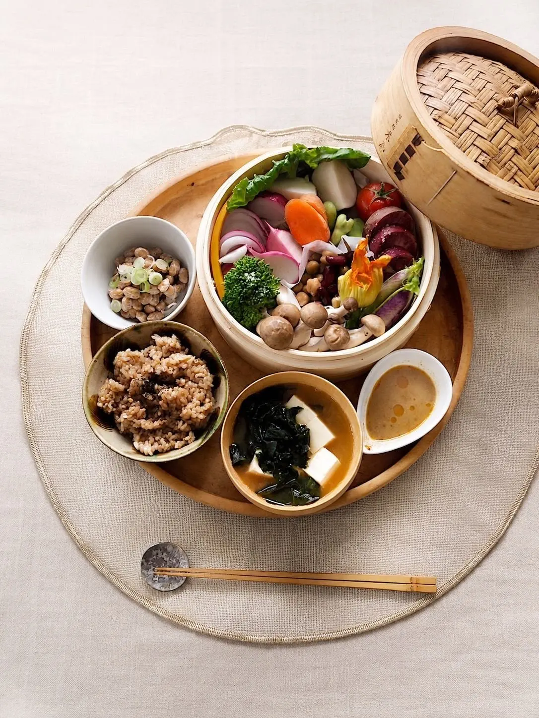 腸活に野菜と豆のサラダ、玄米ご飯、豆腐と海藻の汁物、小鉢に豆とスープが並ぶ和食の盛り合わせ