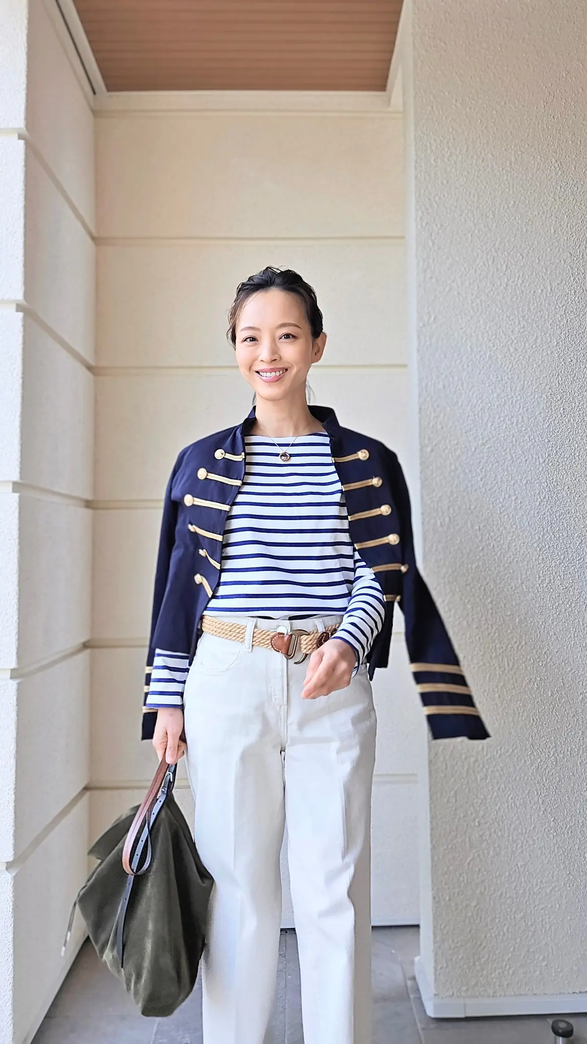 ストライプTシャツ一枚で楽しむ！大人の「の画像_7