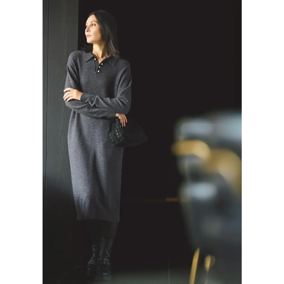 グレーのポロニットワンピースに黒ロングブーツを合わせたコーディネート　モデル・田沢美亜