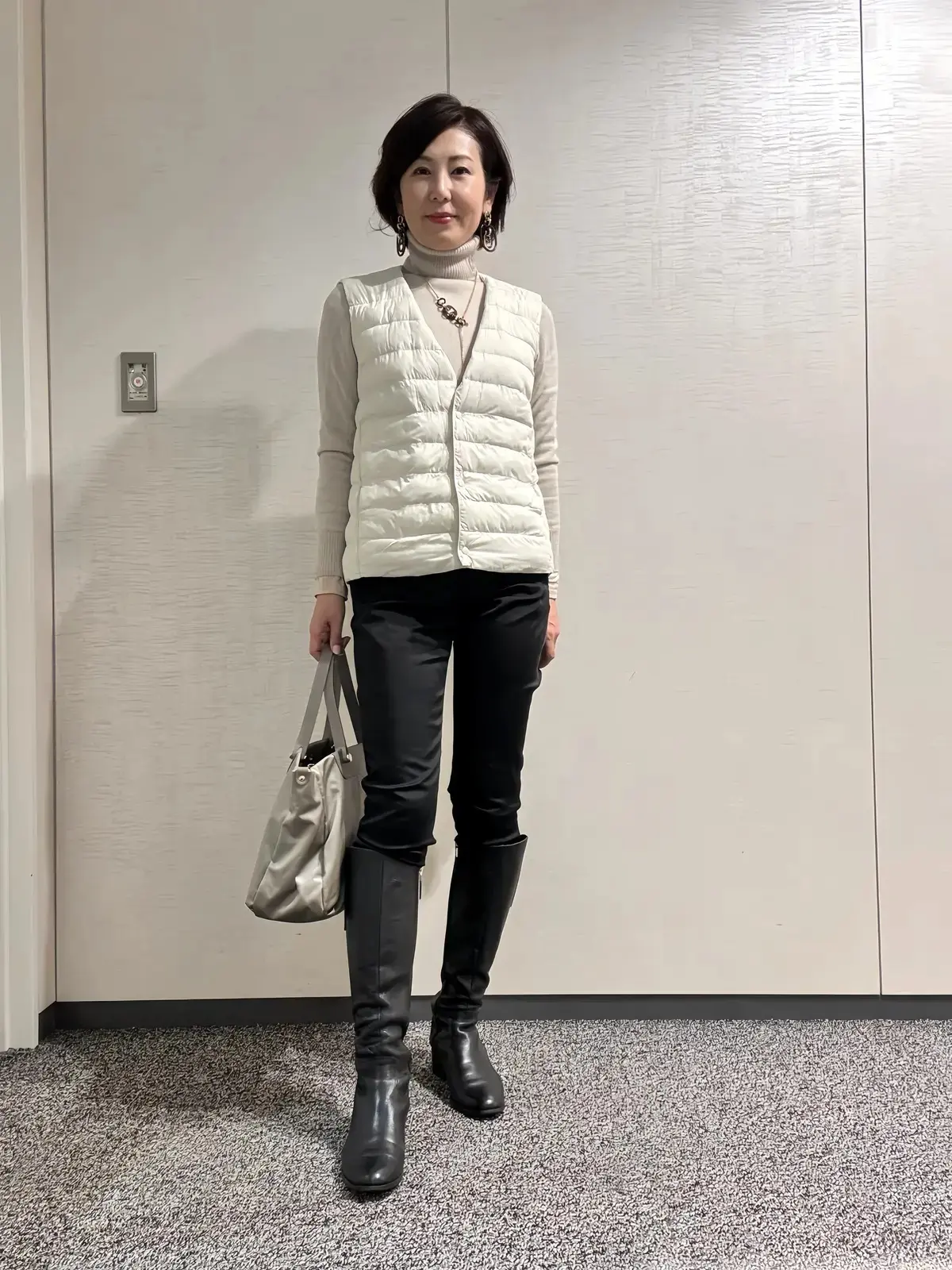 【ユニクロ ダウンベスト愛用】エクラ華組  小林五月子さん ダウンベスト　お仕事コーデ