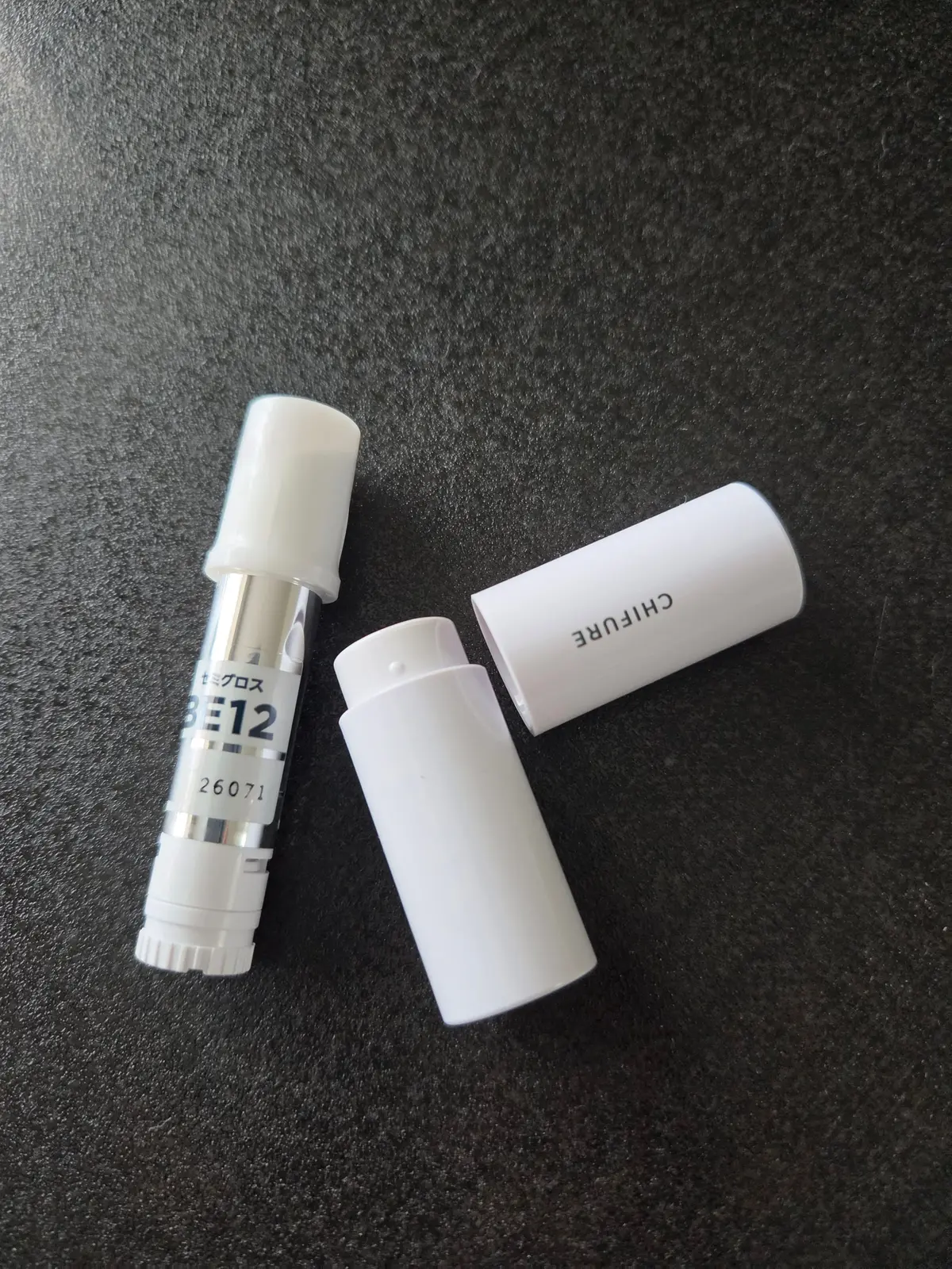 Chifure（チフール）のBE12という文字が印字された、銀と白の円筒形の容器が2つ、横に並んで置かれている。