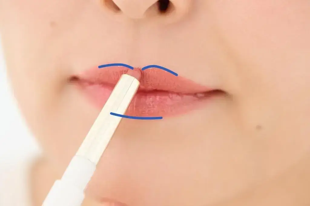 リップライナーで、リアルな輪郭の「外側」に輪郭を描く