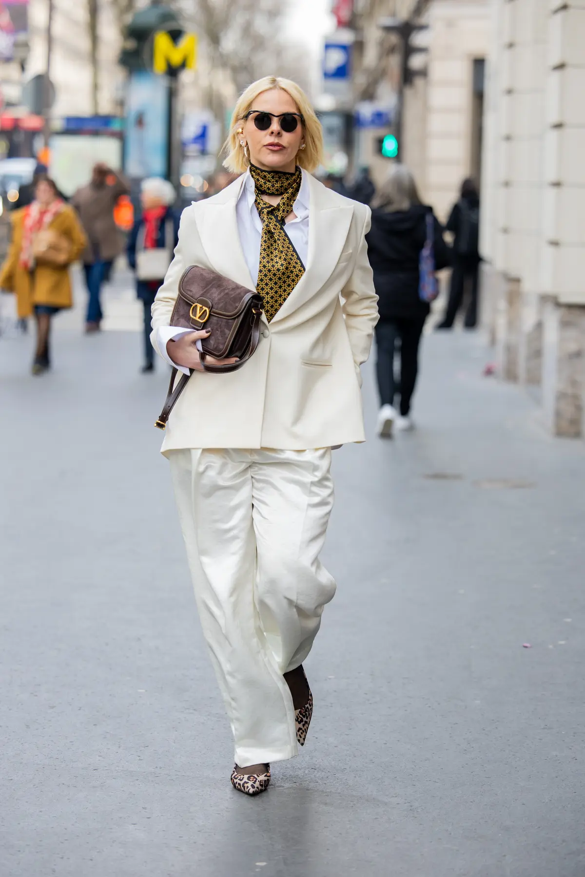 スカーフ　ボウタイ風巻き　スーツ 春コーデ
