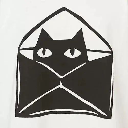 白地に黒で描かれた、猫のイラスト。猫は封筒の中にいるようにデザインされ、鋭い目つきが特徴的。