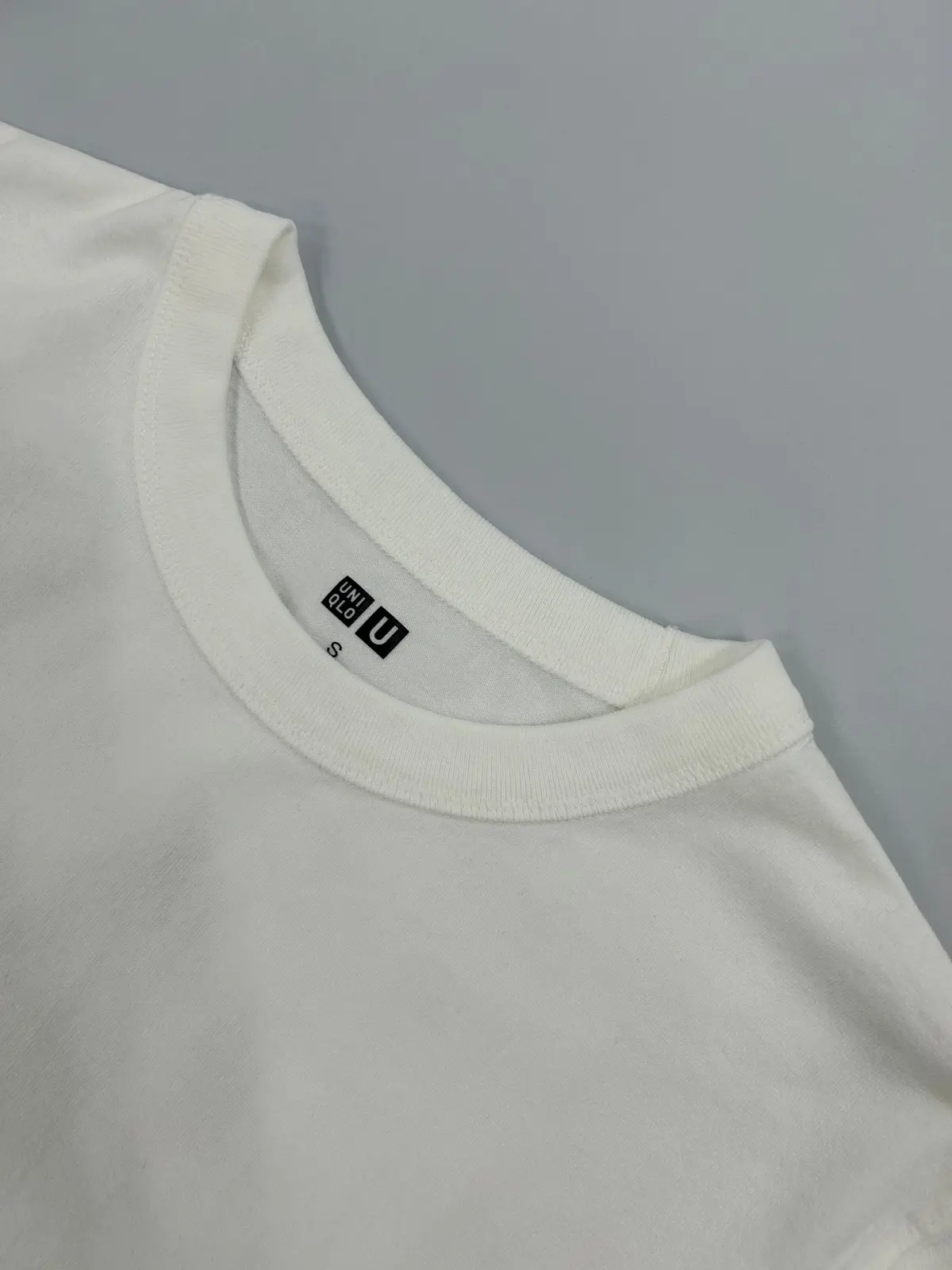 ユニクロユーの白Tシャツ 首元のアップ エクラ編集部員の偏愛名品図鑑