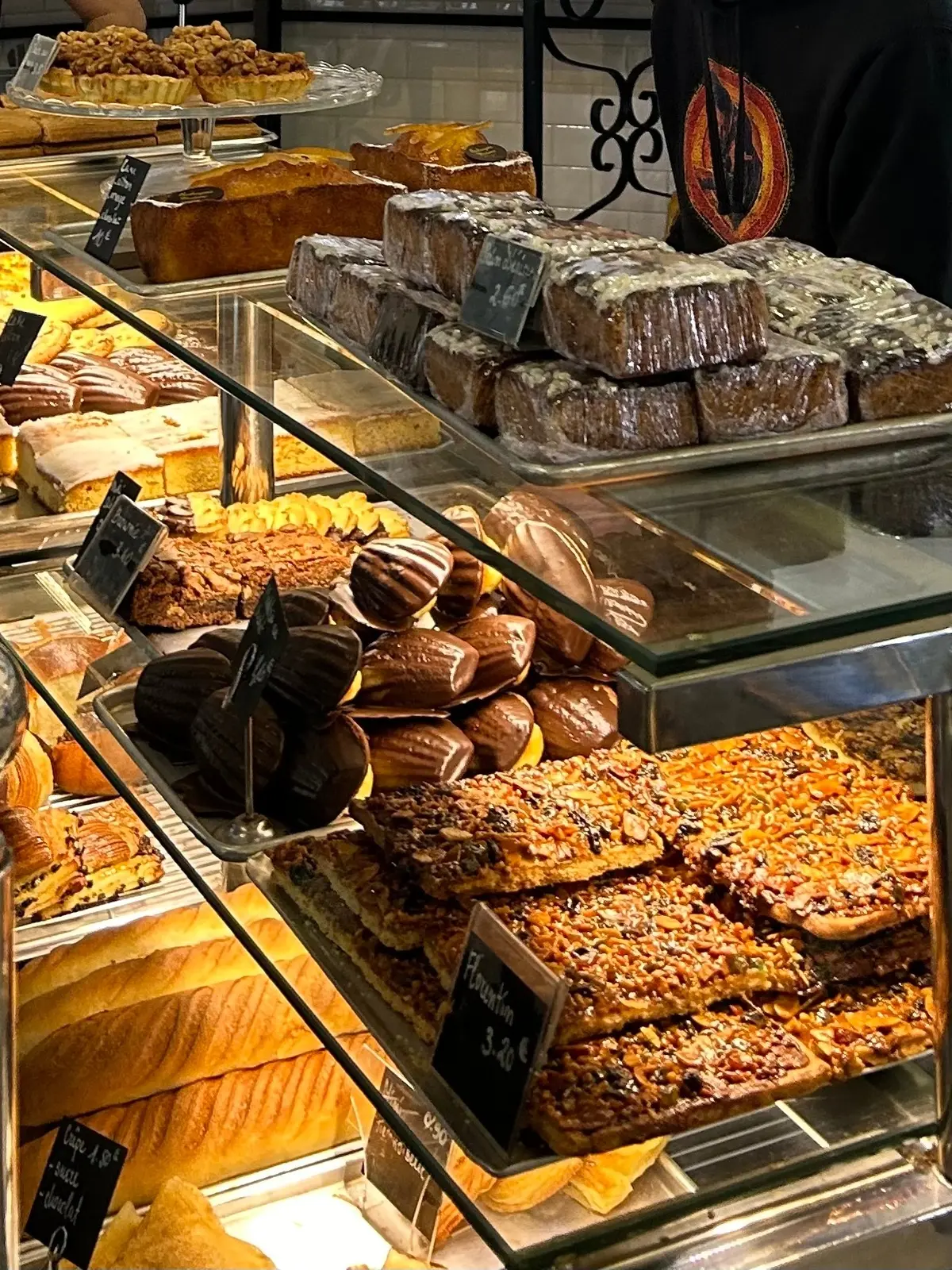 Netflix ネットフリックス　　TVドラマ「エミリー、パリへ行く」seasons5 の最新ロケ地