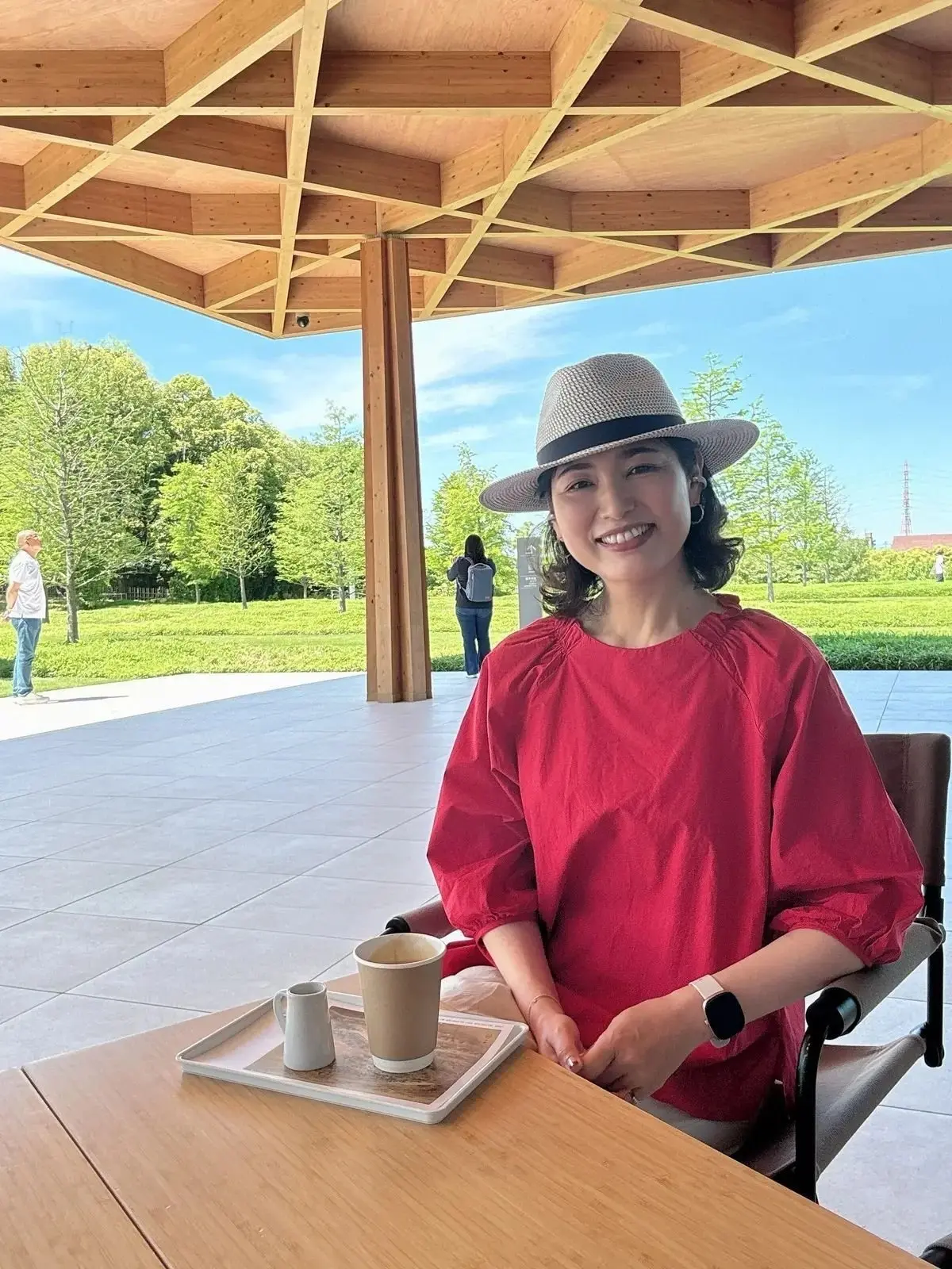 テラス席でコーヒーブレイク。木組みの屋根の下で新緑を眺める