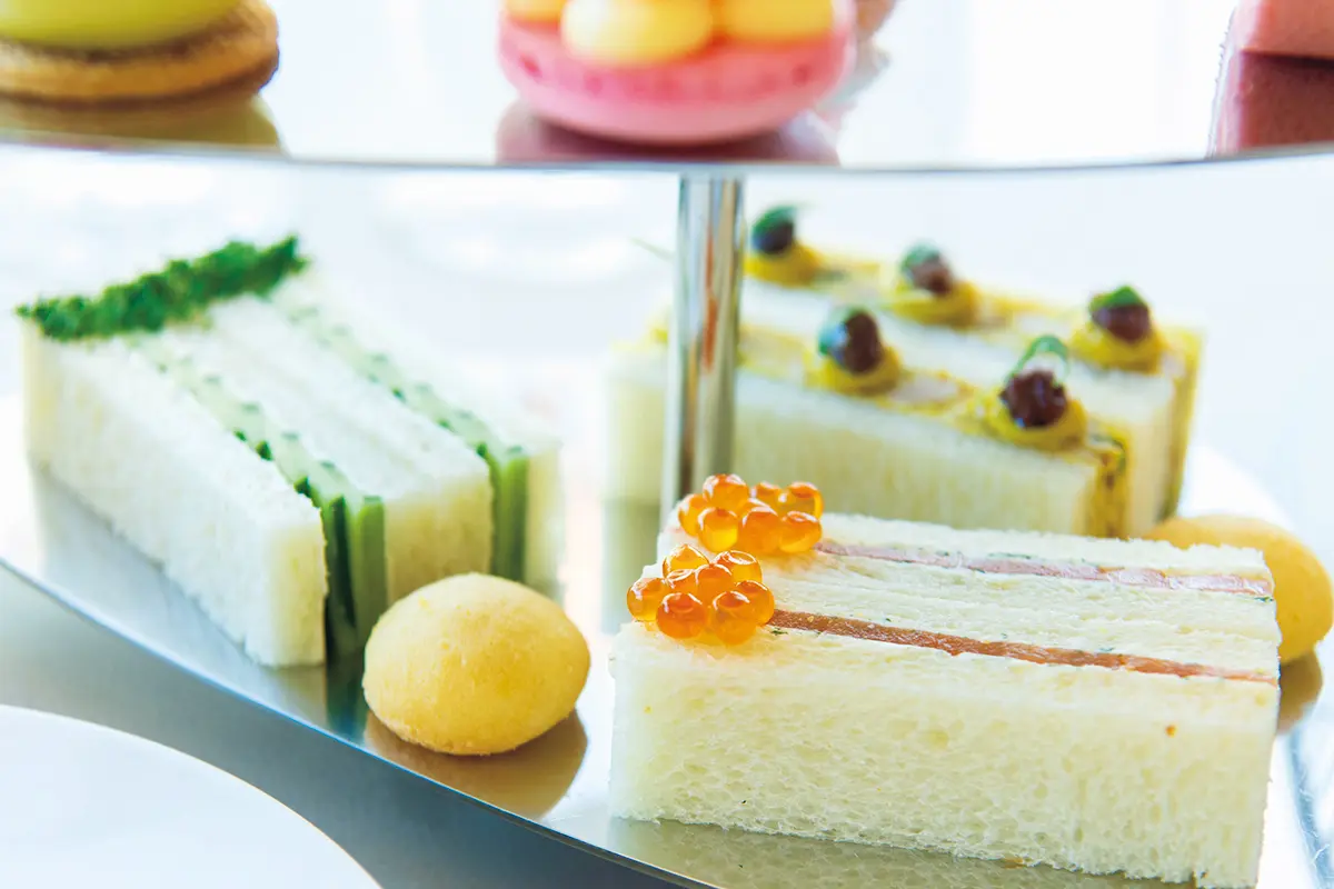 曲田さんの楽しみのひとつはアフタヌーンティーには欠かせ ないサンドイッチ。「あしらいにまでしっかり手をかけるこまや かさに感動」