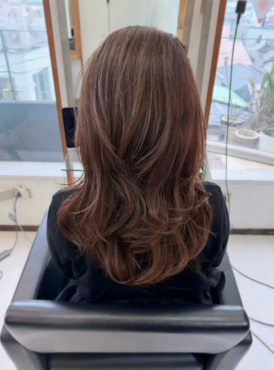  50代ロングヘアのバックスタイル。レイヤーで軽さを出し、白髪ぼかしで自然なツヤのある仕上がり。