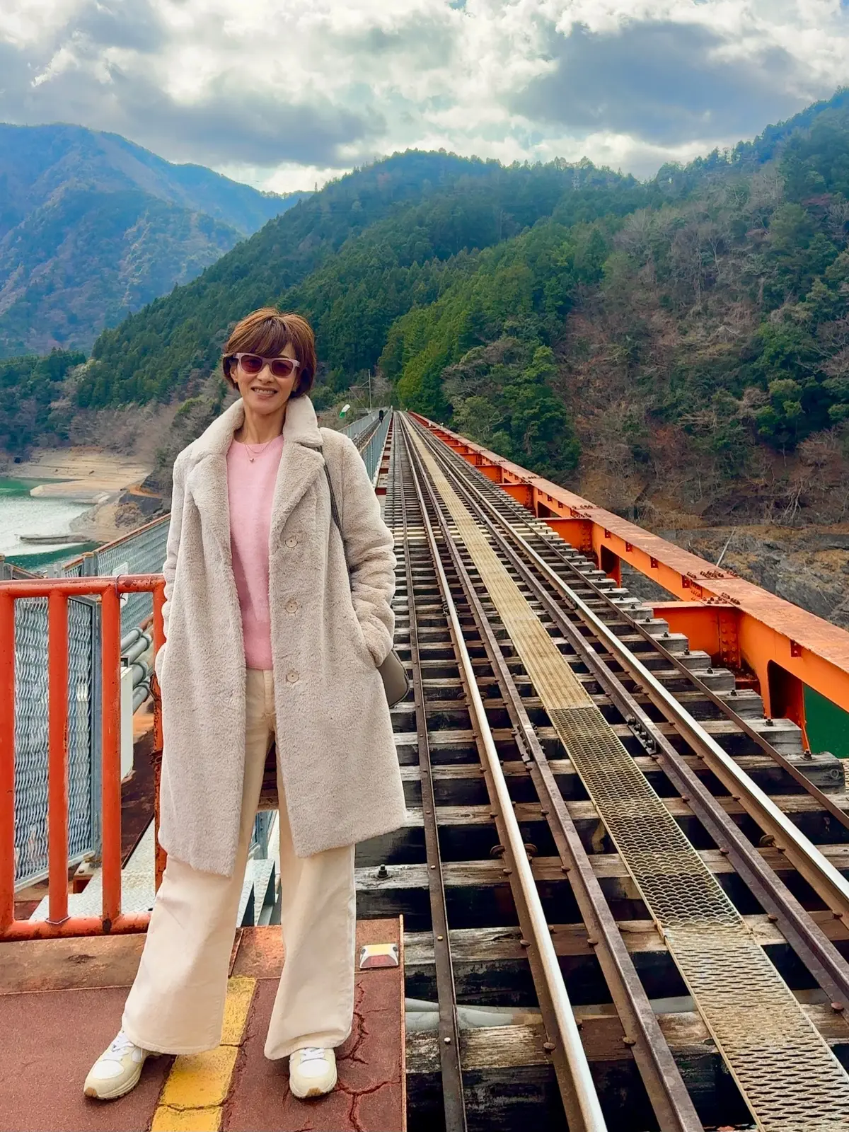 【絶景秘境】エメラルドグリーンの湖に浮かの画像_24