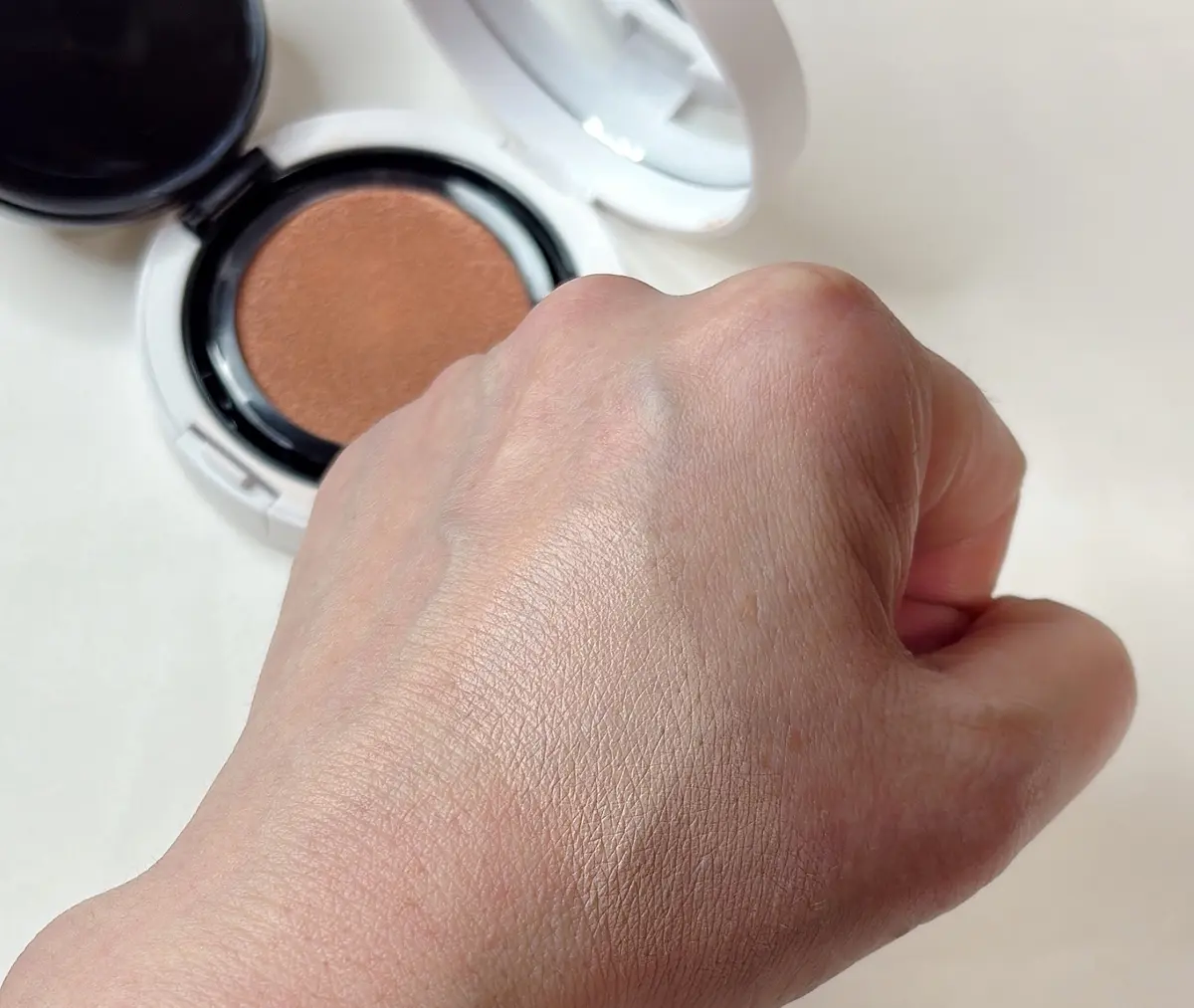 50代　40代　おすすめ　クッションファンデ　NARS　ナーズ　おすすめおすすめポイント：薄膜で美肌をかなえるなら一択　実際のテクスチャー