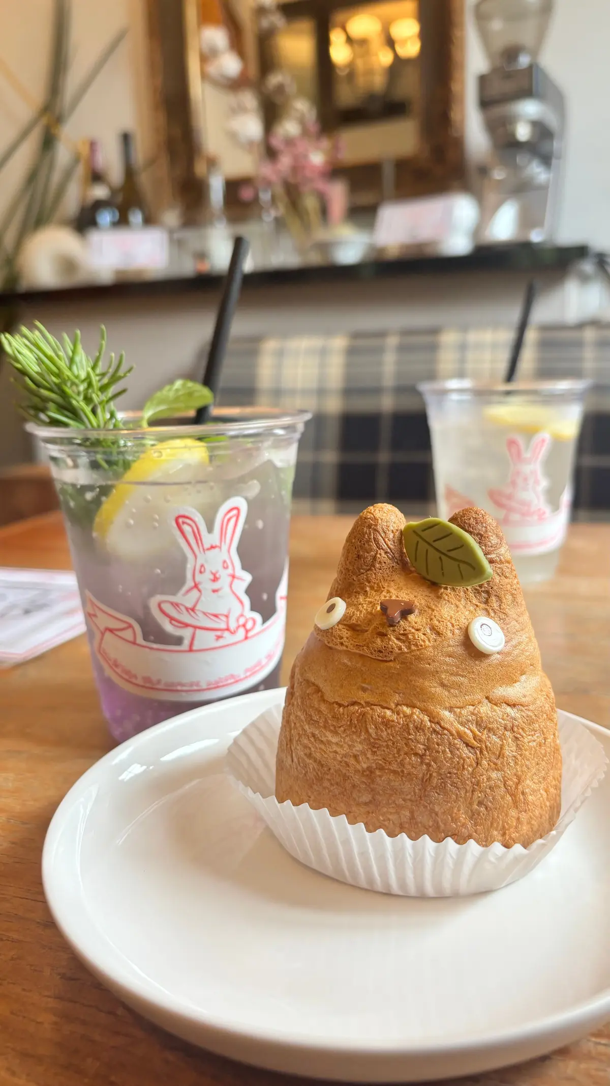 頭に葉っぱを載せた、トトロのシュークリームの写真