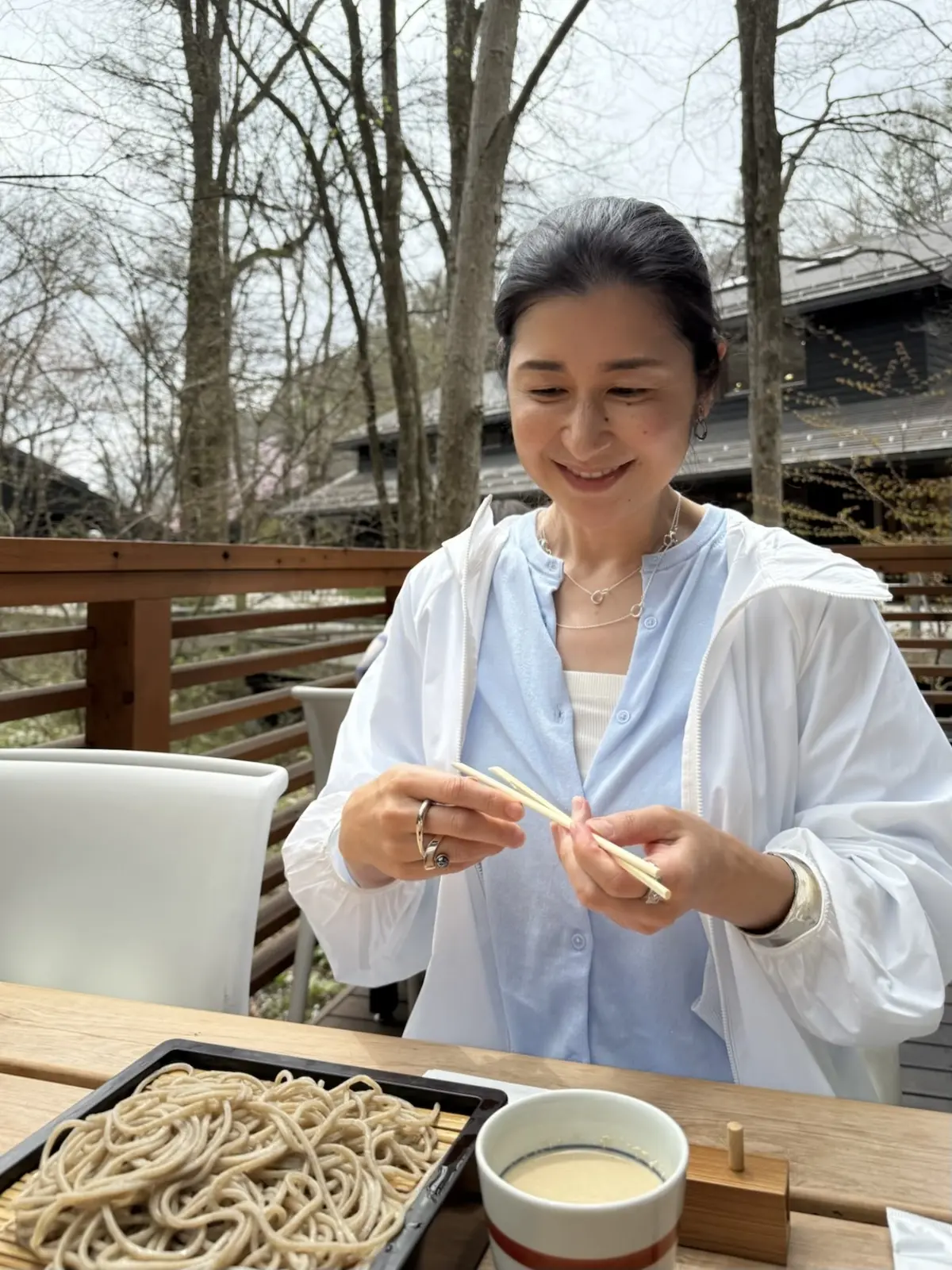 軽井沢　ハルニレテラス　せきれい橋川上庵　テラス　お蕎麦