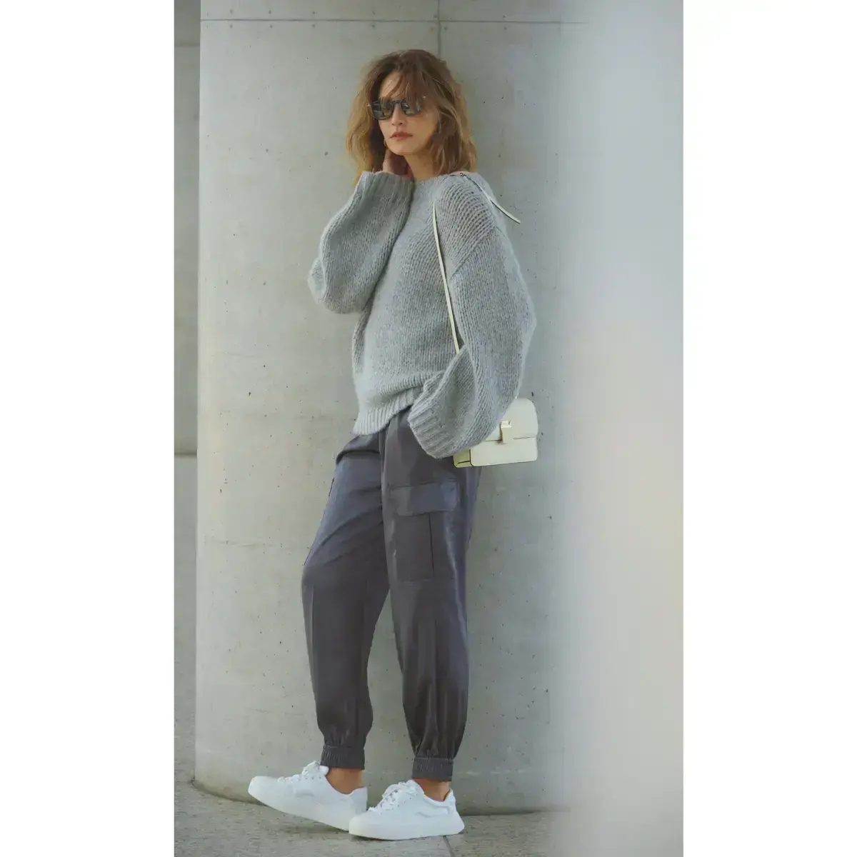 グレーのワンツーコーデをスポーティなパンツでキレよく