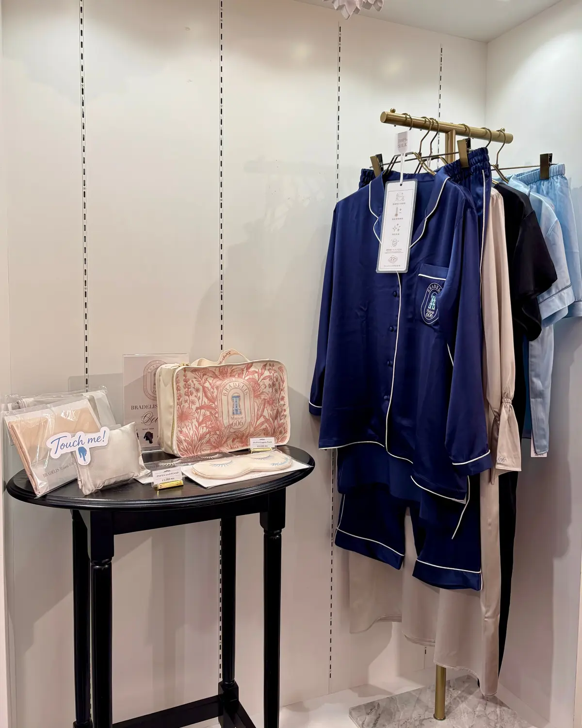 ブラデリスニューヨーク表参道店　店内　パジャマ　ディスプレイ