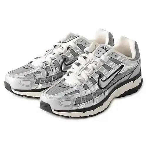 シルバーと白のナイキ Air Zoom Rivalry 2 ランニングシューズ。メッシュ素材で通気性が良く、サイドに黒のラインとスウッシュロゴが入る。白いシューレースとソールのデザイン。